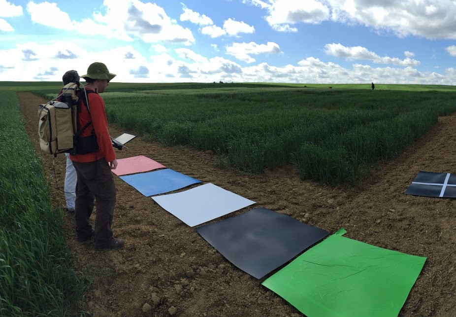 Toma de dato radiométricos en dianas de campo de ensayo en Palencia